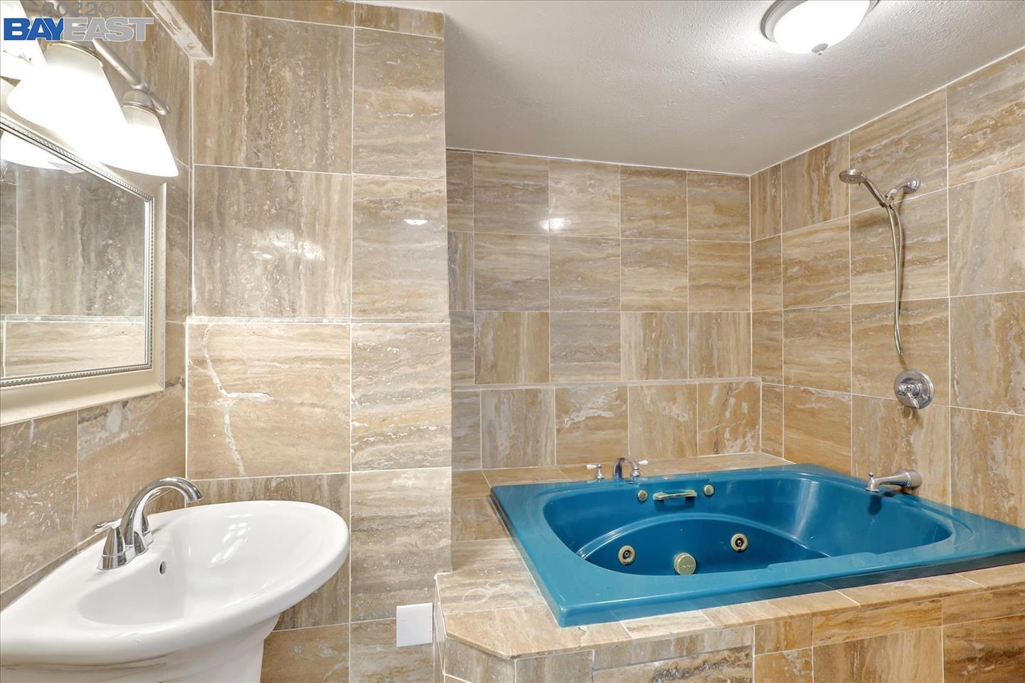 Detail Gallery Image 14 of 24 For 2036 E 20th St, Oakland,  CA 94606 - 4 Beds | 2 Baths