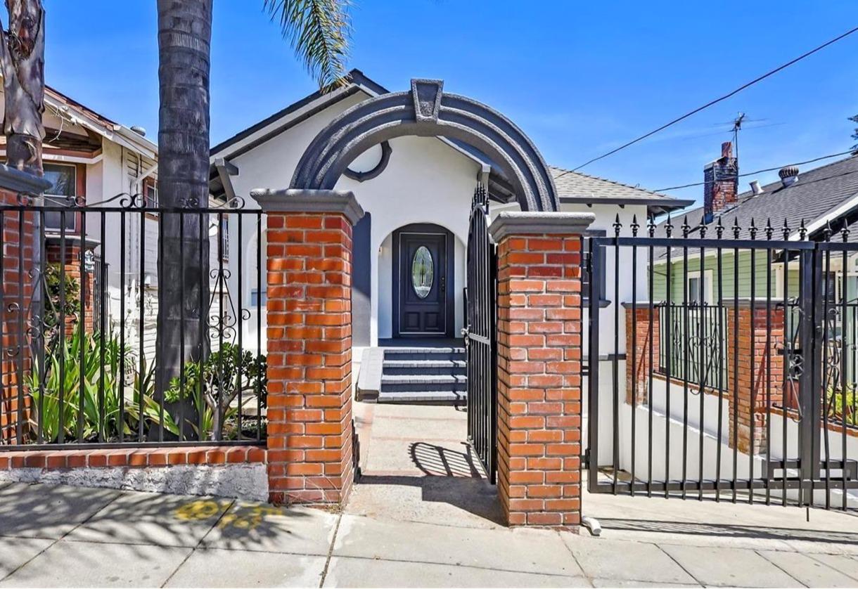 Detail Gallery Image 2 of 24 For 2036 E 20th St, Oakland,  CA 94606 - 4 Beds | 2 Baths