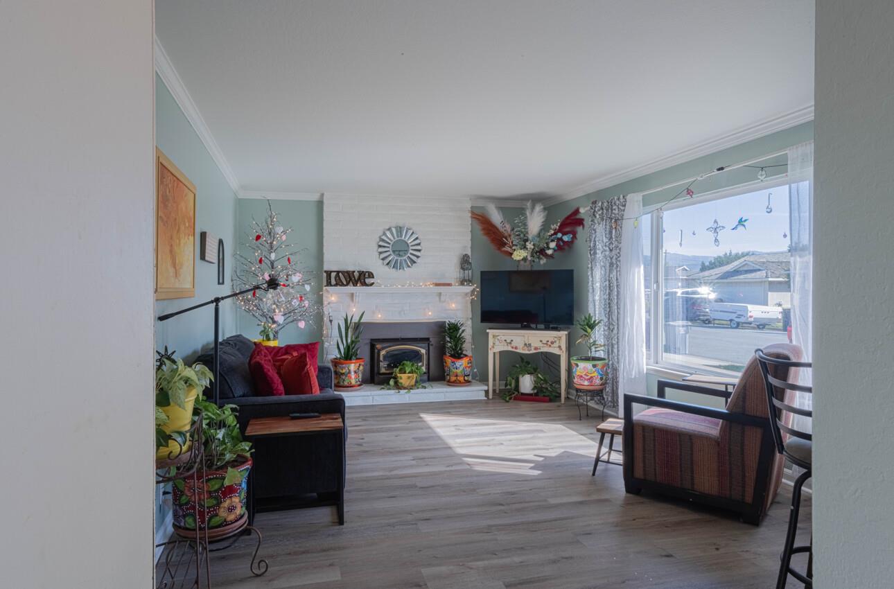 Detail Gallery Image 5 of 38 For 1671 Cambrian Dr, Salinas,  CA 93906 - 3 Beds | 2 Baths