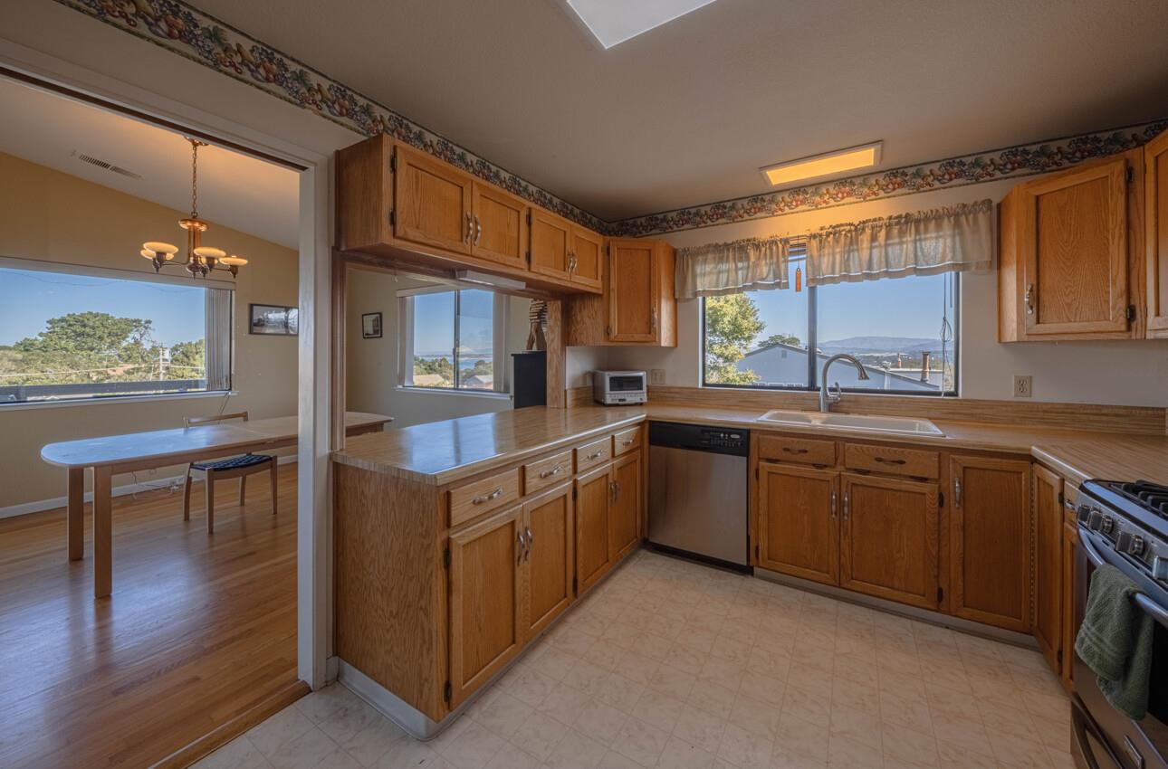 Detail Gallery Image 12 of 38 For 936 Wainwright Street, Monterey,  CA 93940 - 3 Beds | 2/1 Baths