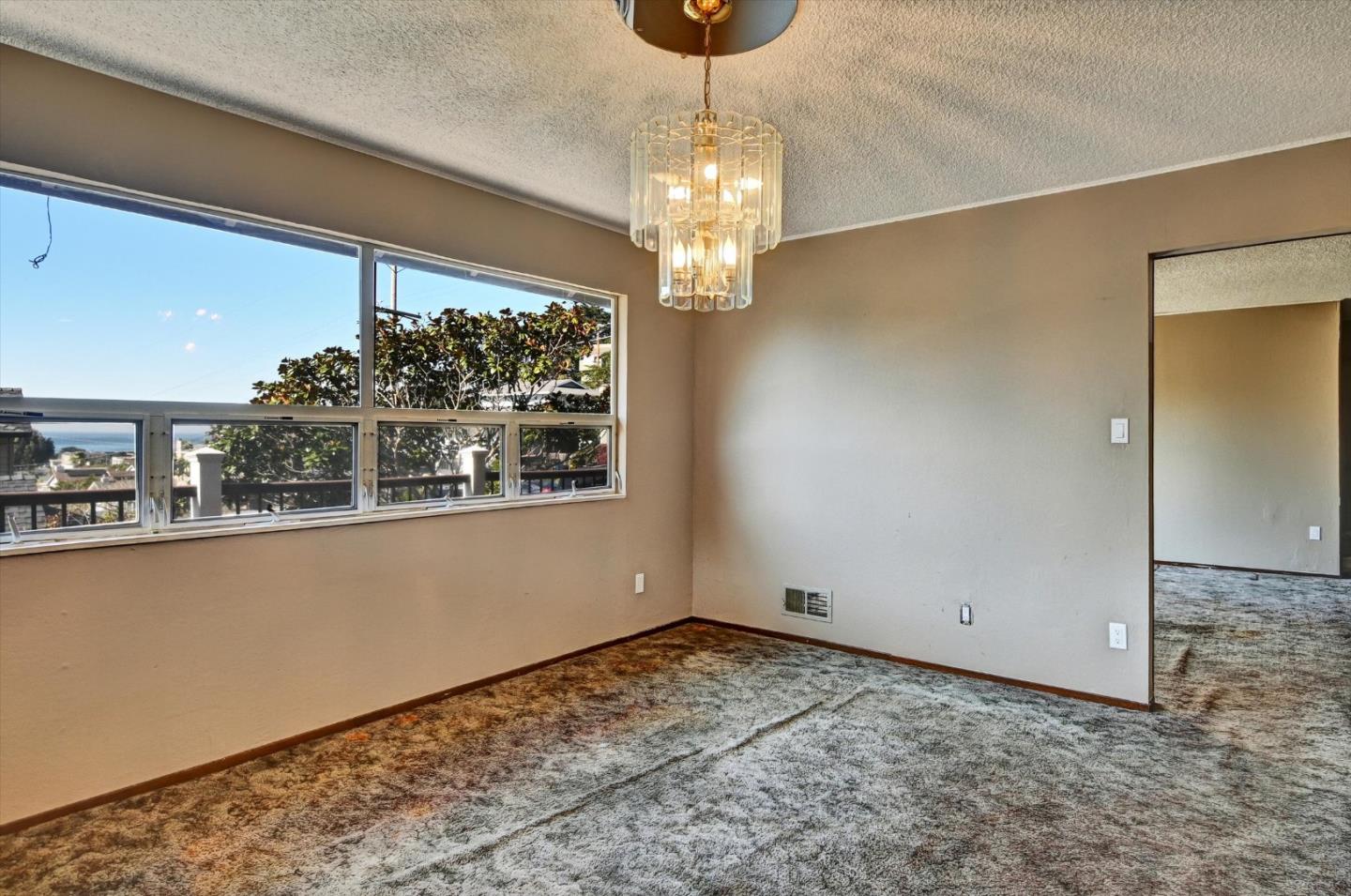 Detail Gallery Image 12 of 52 For 470 Pacific Ave, Pacifica,  CA 94044 - 3 Beds | 2/1 Baths