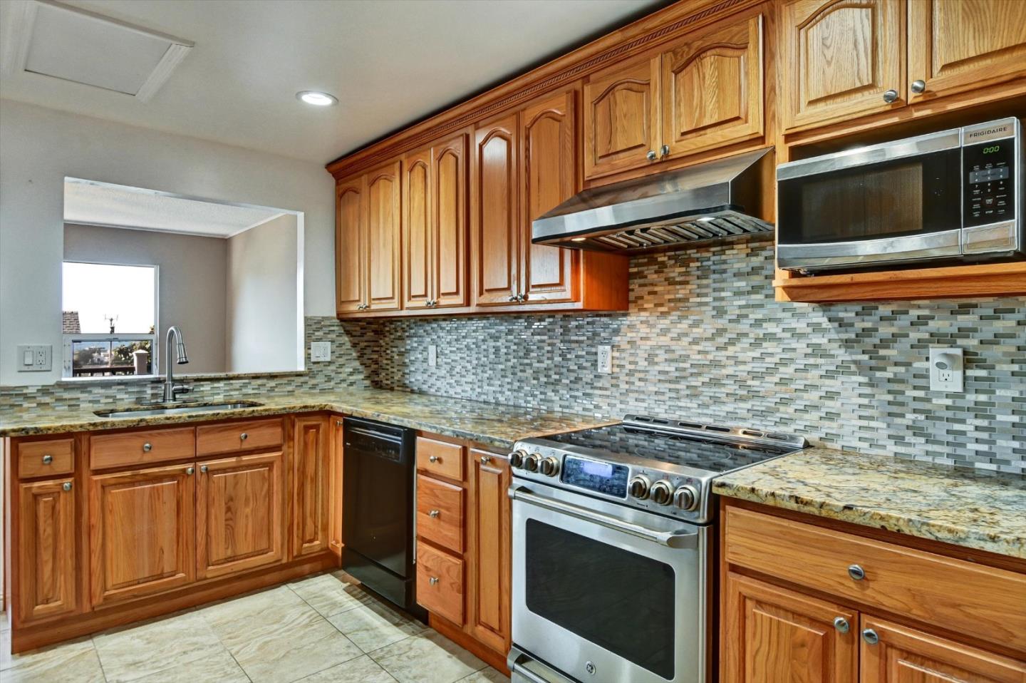 Detail Gallery Image 17 of 52 For 470 Pacific Ave, Pacifica,  CA 94044 - 3 Beds | 2/1 Baths