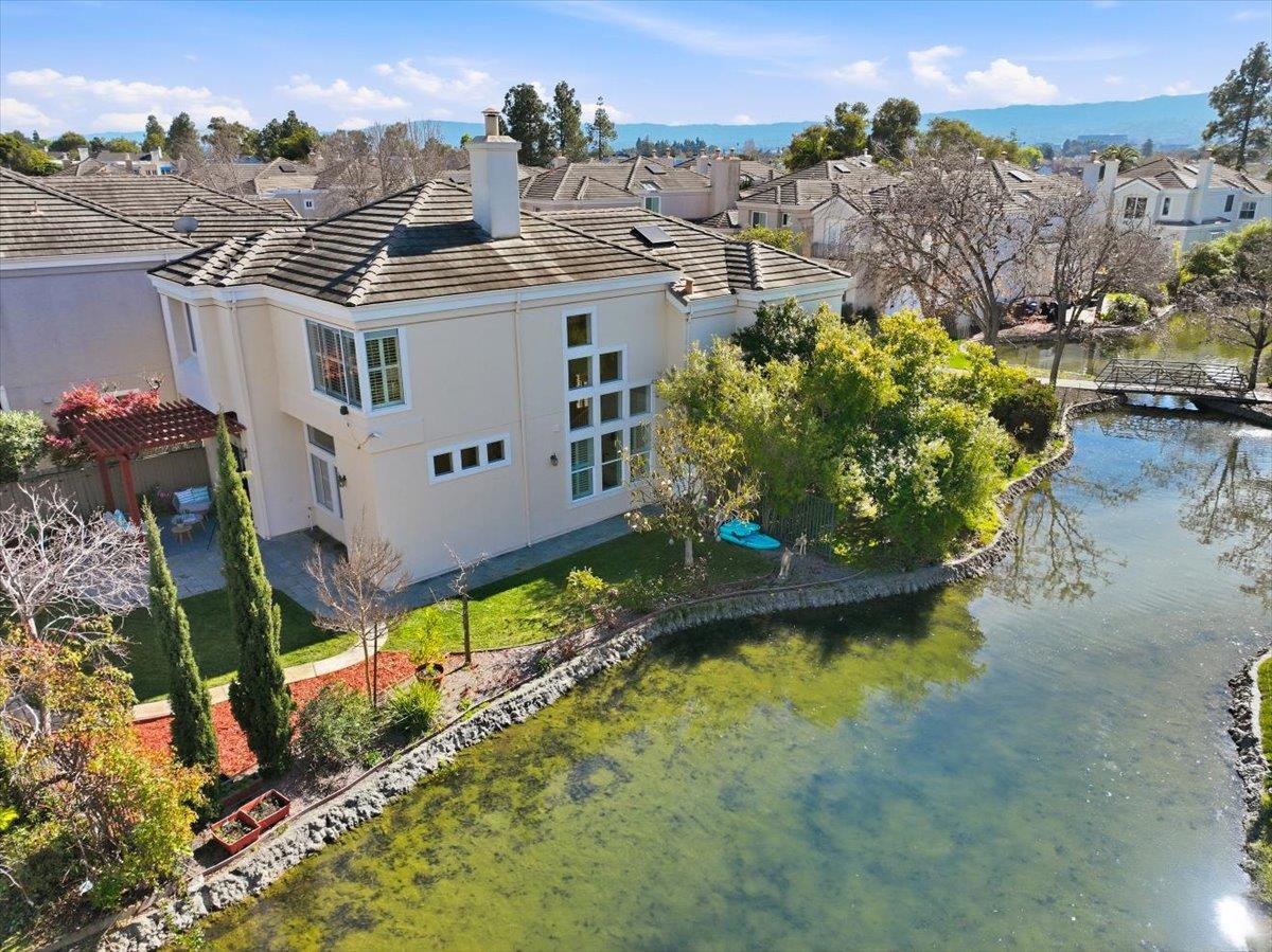 Detail Gallery Image 4 of 75 For 1 Mandalay Ct, Redwood City,  CA 94065 - 4 Beds | 3 Baths