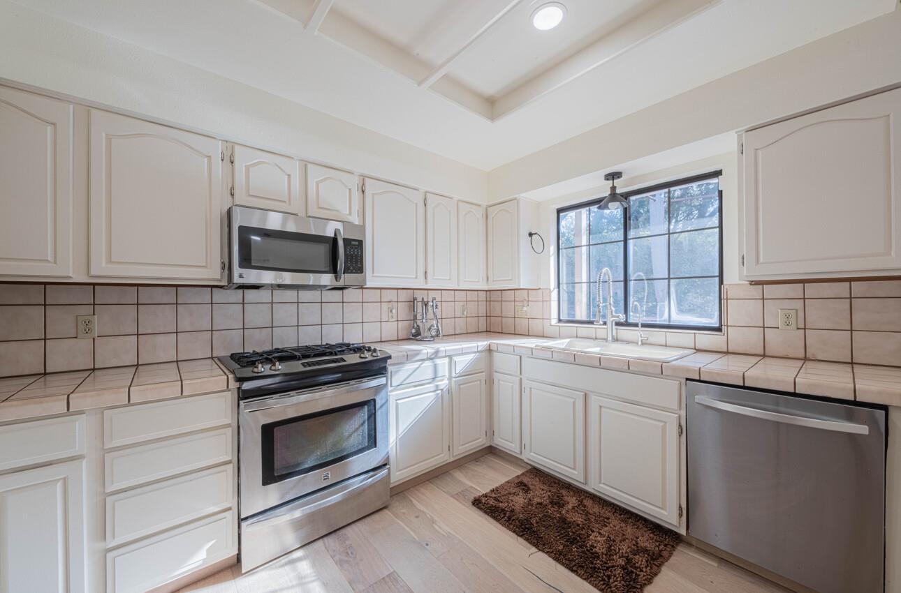 Detail Gallery Image 17 of 48 For 6640 Kim Ann Ln, Salinas,  CA 93907 - 4 Beds | 3 Baths