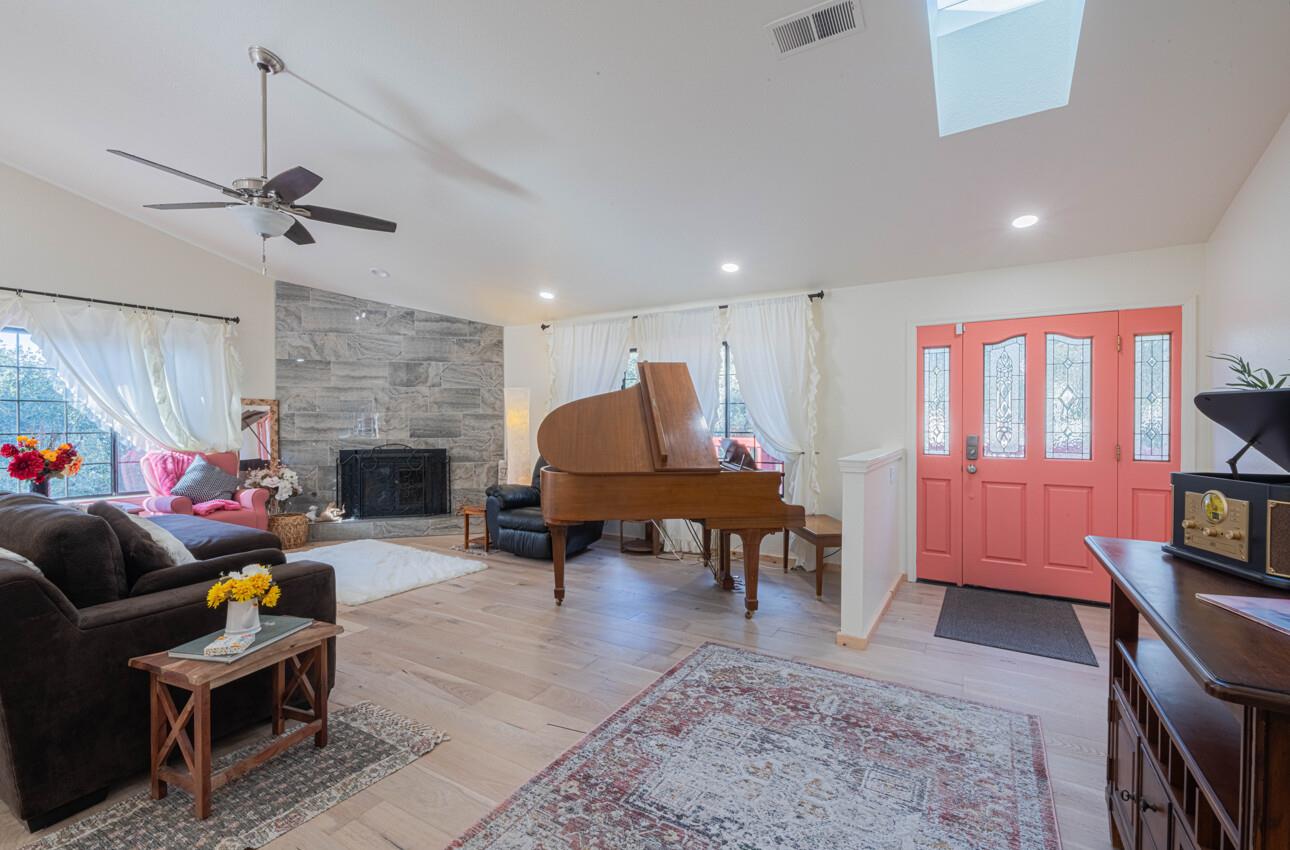 Detail Gallery Image 9 of 48 For 6640 Kim Ann Ln, Salinas,  CA 93907 - 4 Beds | 3 Baths