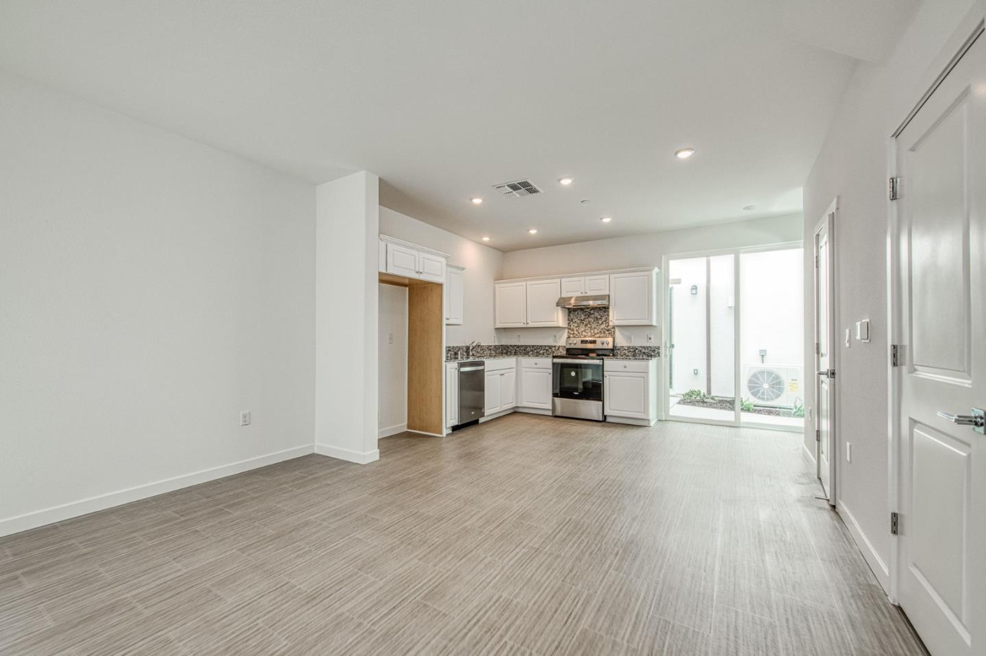 Detail Gallery Image 6 of 6 For 622 Santa Lucia Way #D,  Marina,  CA 93933 - 2 Beds | 1/1 Baths