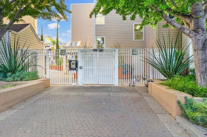 Detail Gallery Image 3 of 17 For 550 Ortega Ave #B324,  Mountain View,  CA 94040 - 2 Beds | 2 Baths