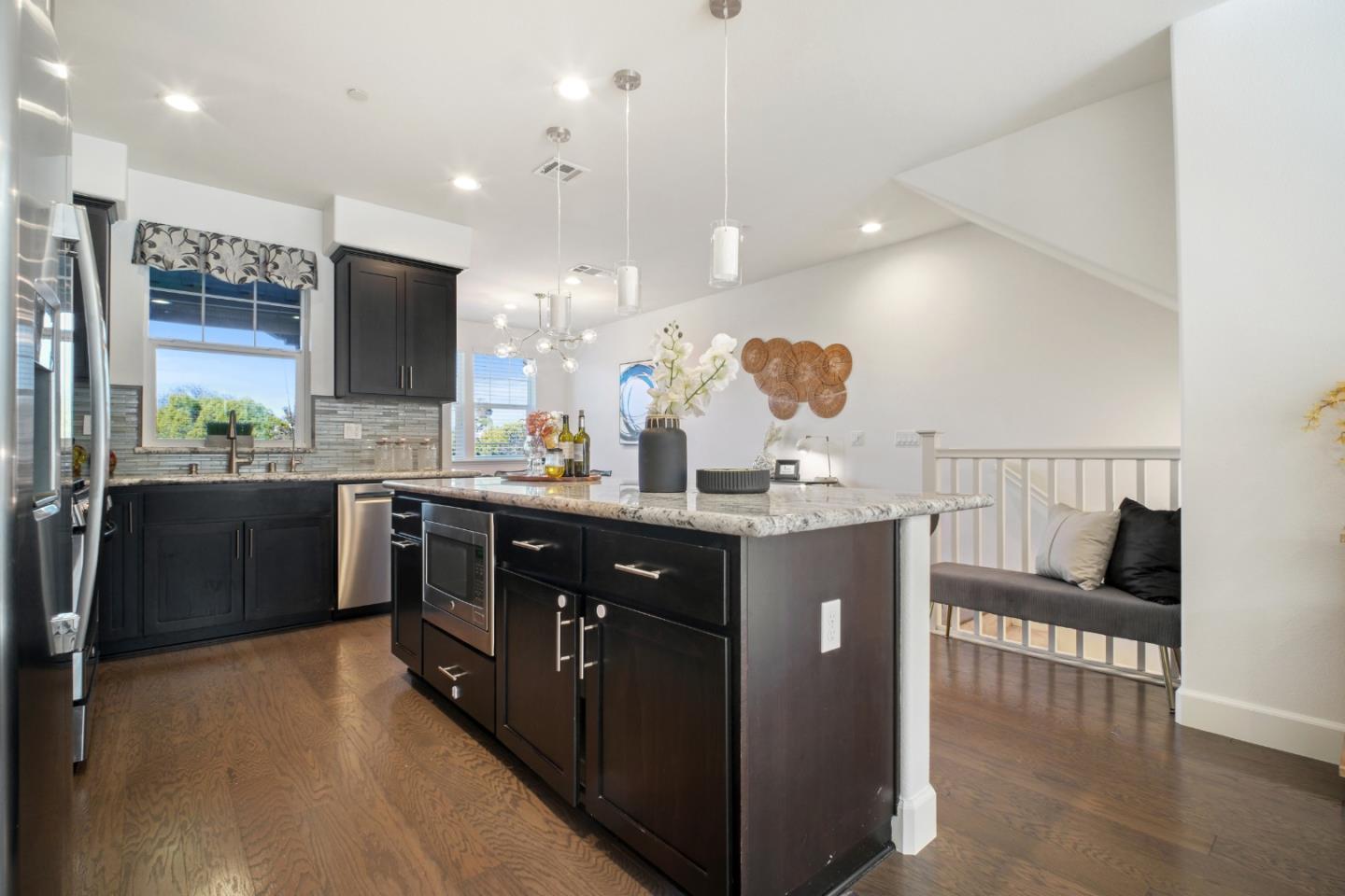 Detail Gallery Image 8 of 33 For 106 Hornbeam Ter, Sunnyvale,  CA 94086 - 4 Beds | 3/1 Baths