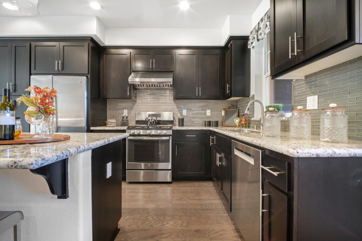 Detail Gallery Image 9 of 33 For 106 Hornbeam Ter, Sunnyvale,  CA 94086 - 4 Beds | 3/1 Baths