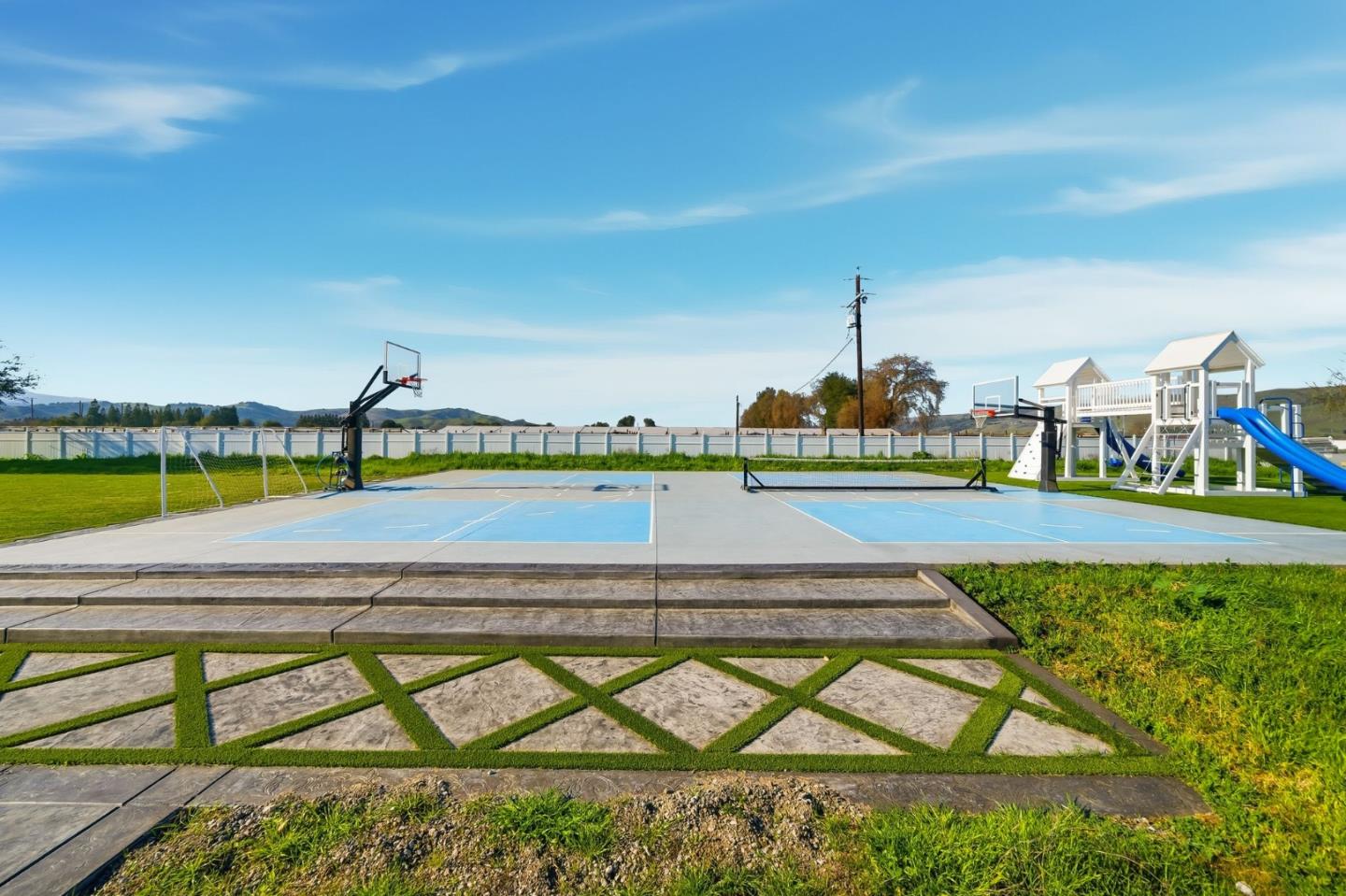 Detail Gallery Image 17 of 55 For 194 Lantz Dr, Morgan Hill,  CA 95037 - 4 Beds | 5 Baths