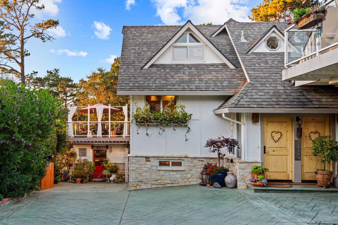 Detail Gallery Image 3 of 17 For 24694 Dolores St, Carmel,  CA 93923 - 3 Beds | 3/1 Baths