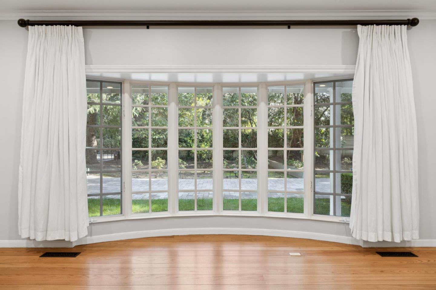 Detail Gallery Image 11 of 76 For 216 Valparaiso, Atherton,  CA 94027 - 4 Beds | 4 Baths