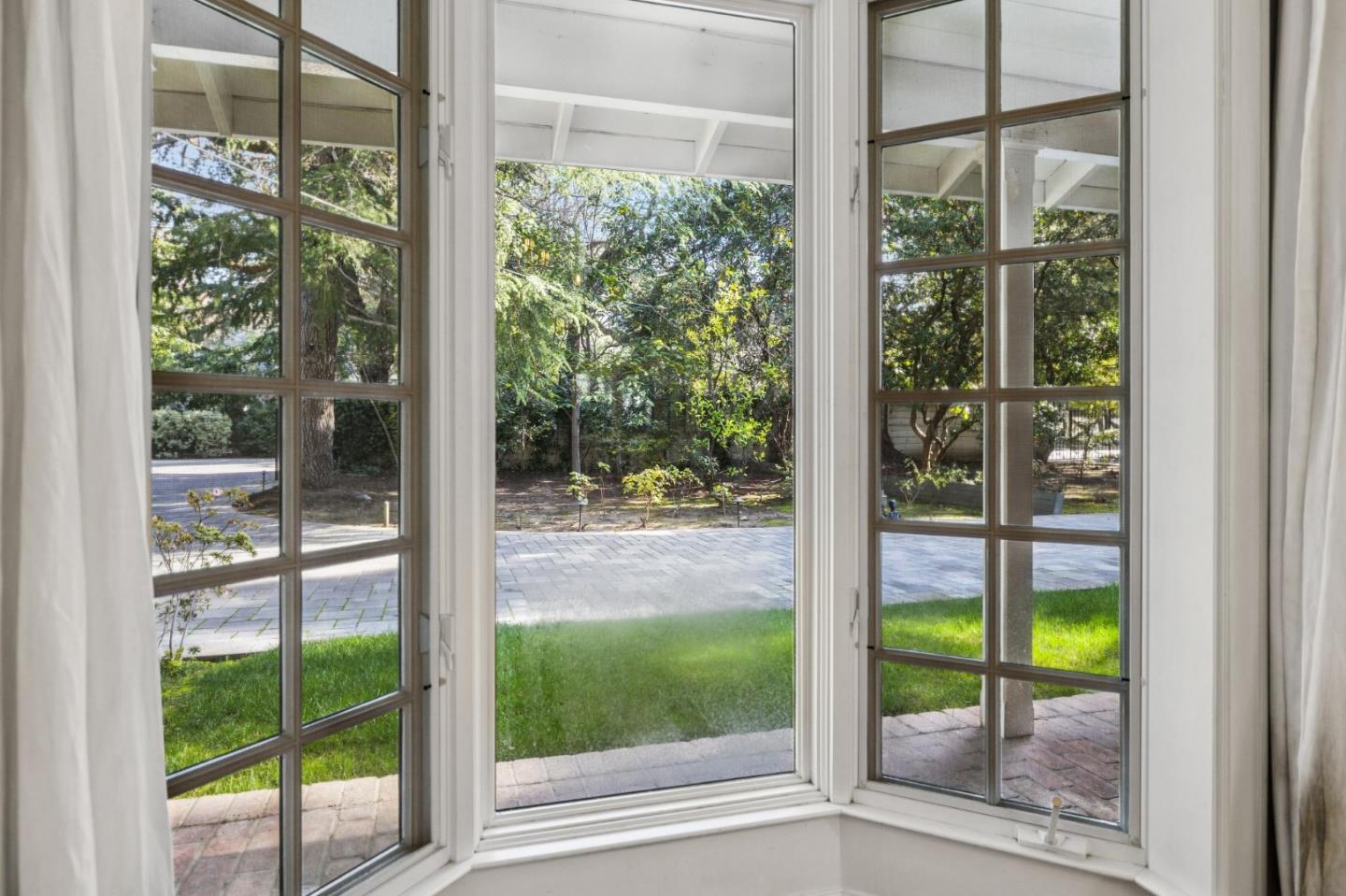 Detail Gallery Image 16 of 76 For 216 Valparaiso, Atherton,  CA 94027 - 4 Beds | 4 Baths