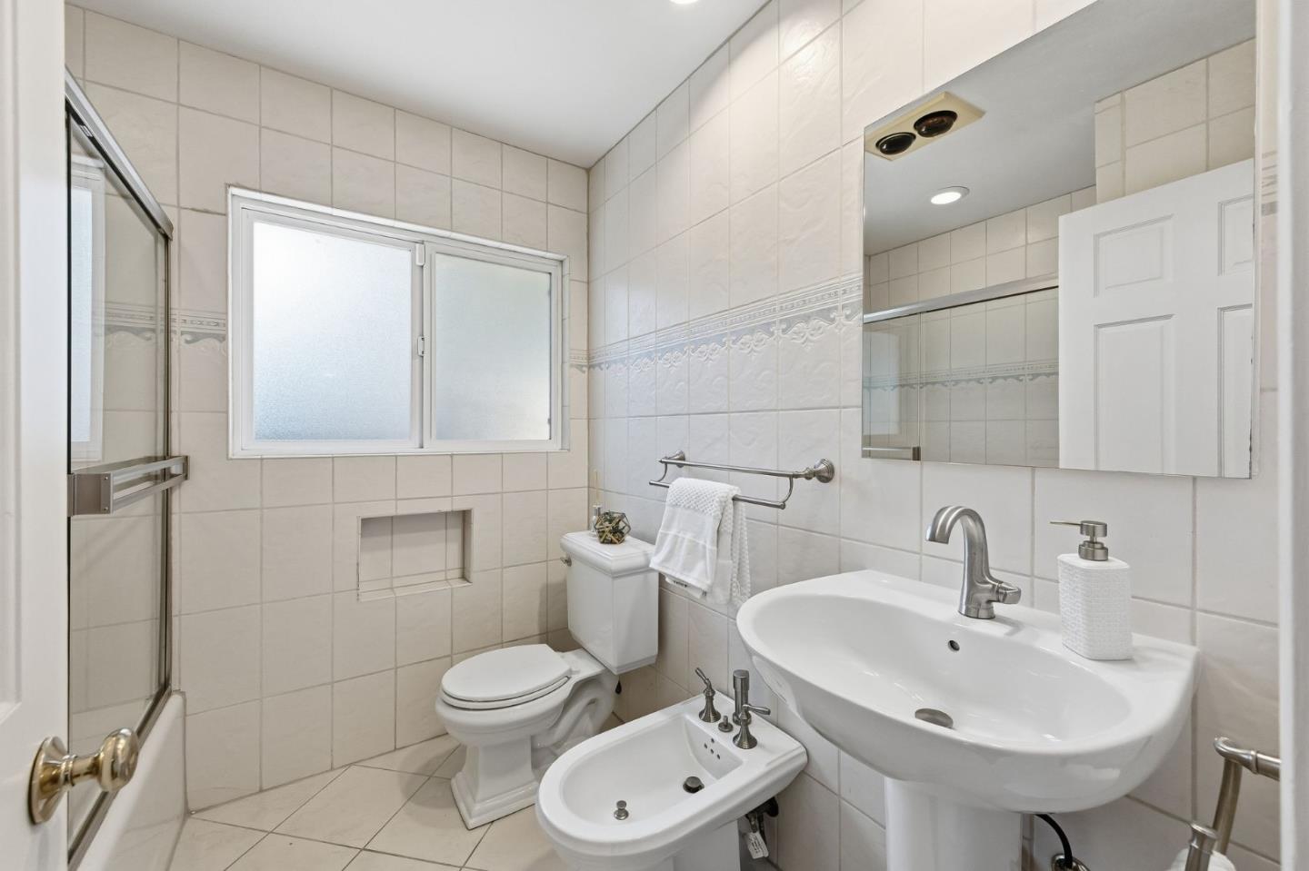 Detail Gallery Image 10 of 35 For 28 Willow Rd, Menlo Park,  CA 94025 - 3 Beds | 3 Baths