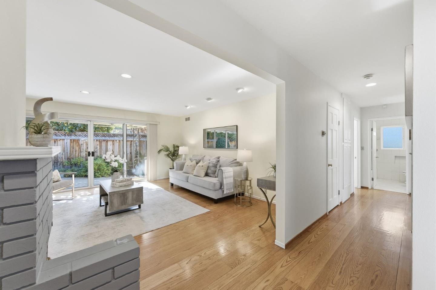 Detail Gallery Image 15 of 35 For 28 Willow Rd, Menlo Park,  CA 94025 - 3 Beds | 3 Baths