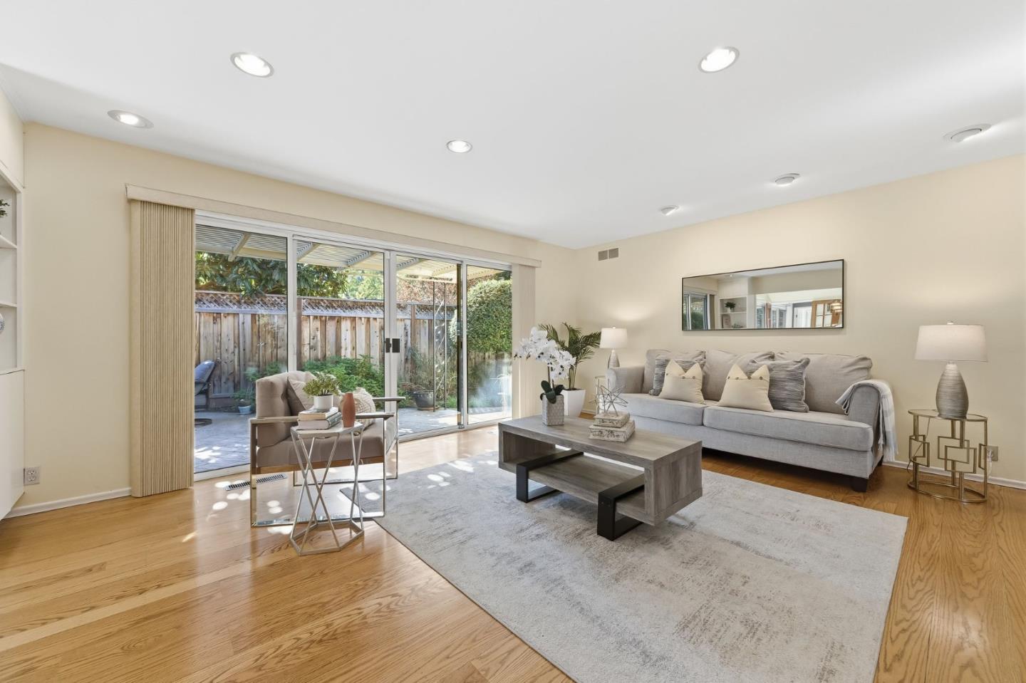 Detail Gallery Image 17 of 35 For 28 Willow Rd, Menlo Park,  CA 94025 - 3 Beds | 3 Baths