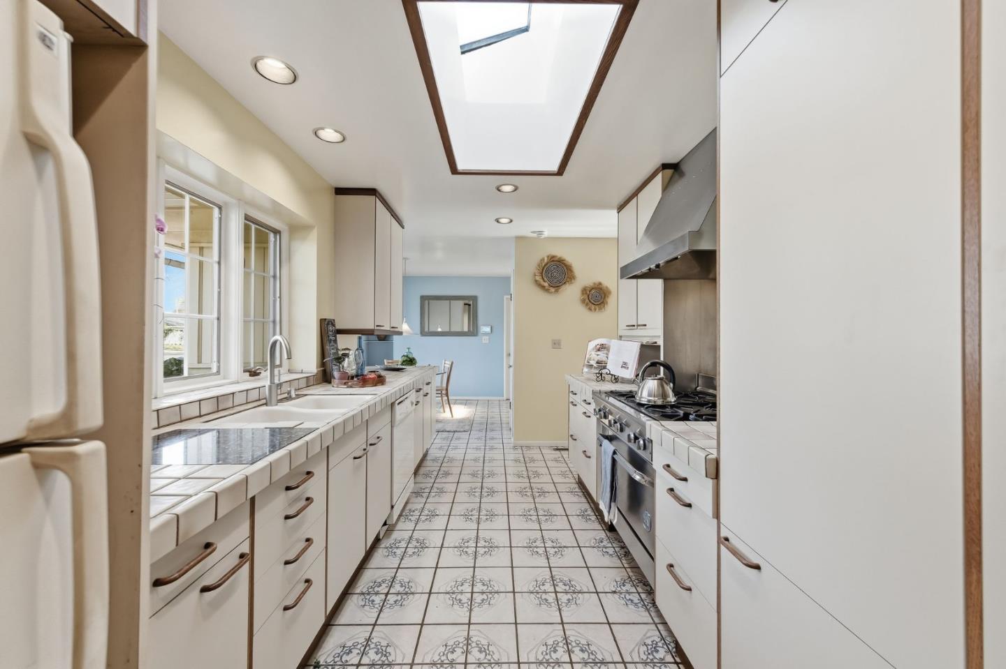 Detail Gallery Image 20 of 35 For 28 Willow Rd, Menlo Park,  CA 94025 - 3 Beds | 3 Baths