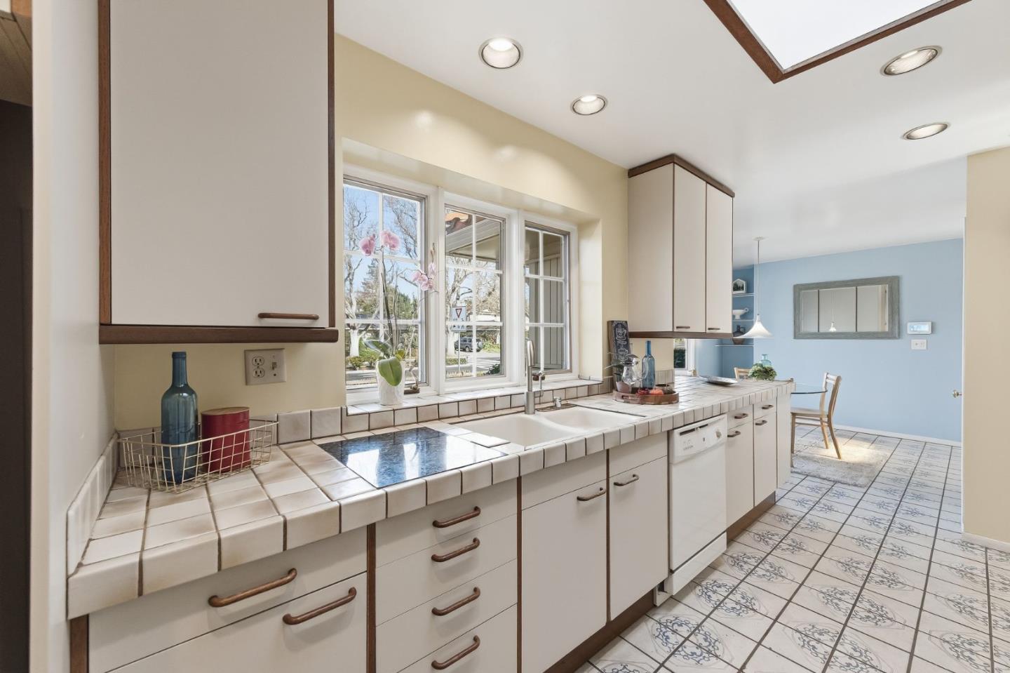 Detail Gallery Image 22 of 35 For 28 Willow Rd, Menlo Park,  CA 94025 - 3 Beds | 3 Baths