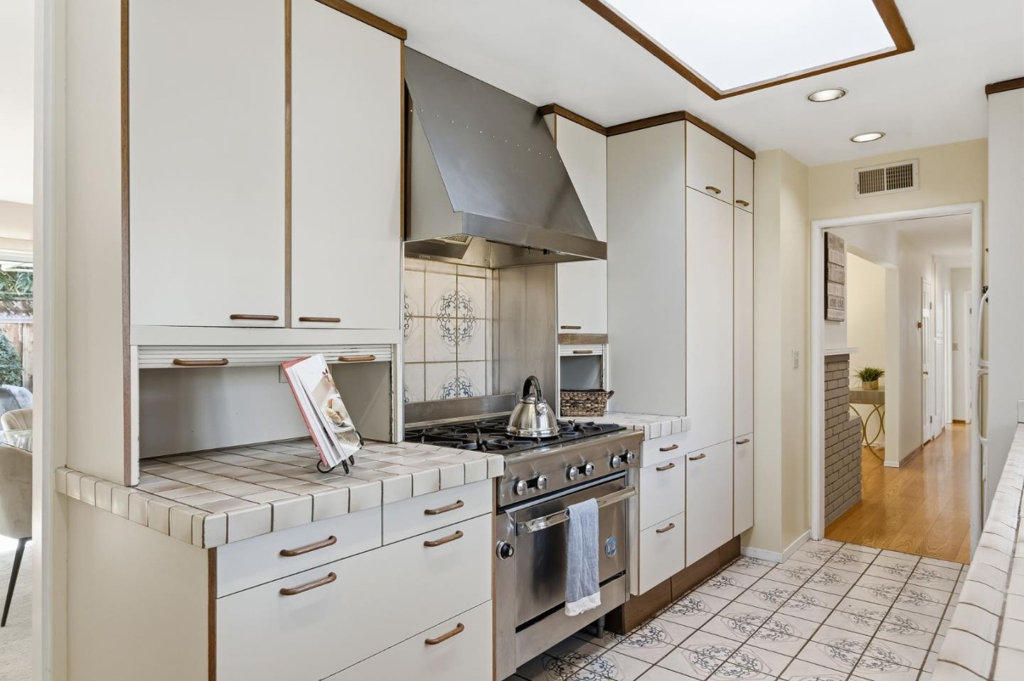 Detail Gallery Image 23 of 35 For 28 Willow Rd, Menlo Park,  CA 94025 - 3 Beds | 3 Baths