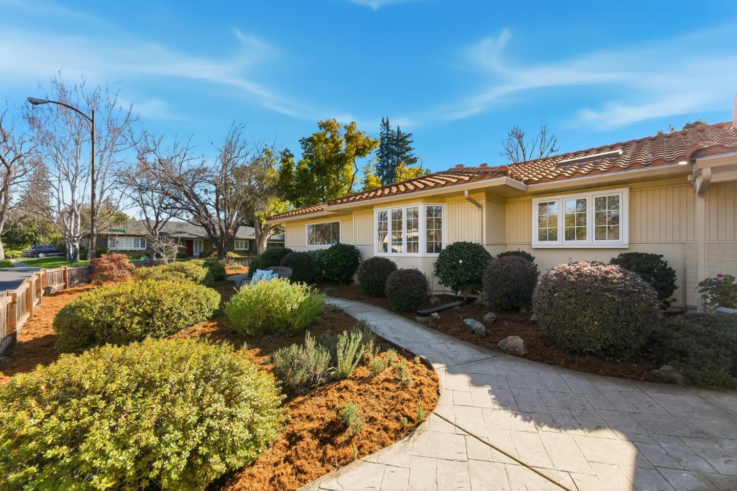 Detail Gallery Image 3 of 35 For 28 Willow Rd, Menlo Park,  CA 94025 - 3 Beds | 3 Baths