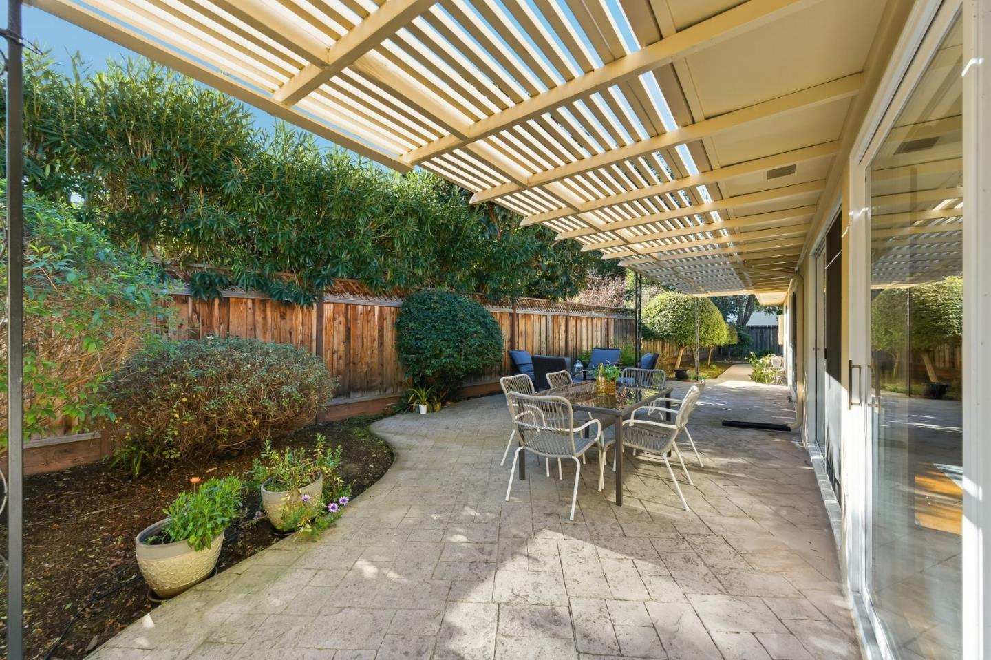 Detail Gallery Image 31 of 35 For 28 Willow Rd, Menlo Park,  CA 94025 - 3 Beds | 3 Baths