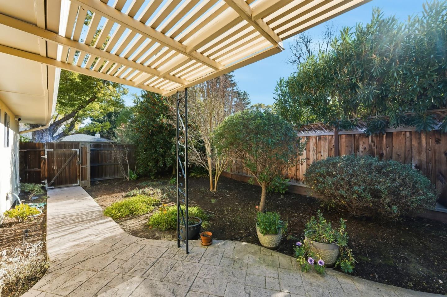 Detail Gallery Image 34 of 35 For 28 Willow Rd, Menlo Park,  CA 94025 - 3 Beds | 3 Baths