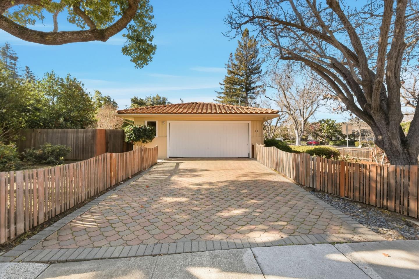 Detail Gallery Image 4 of 35 For 28 Willow Rd, Menlo Park,  CA 94025 - 3 Beds | 3 Baths