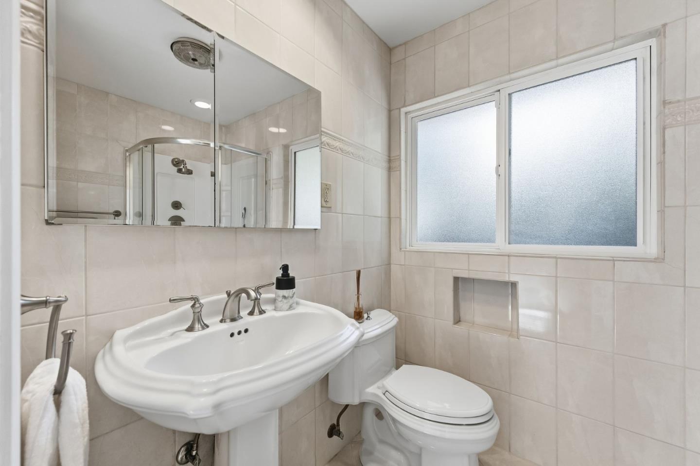 Detail Gallery Image 8 of 35 For 28 Willow Rd, Menlo Park,  CA 94025 - 3 Beds | 3 Baths