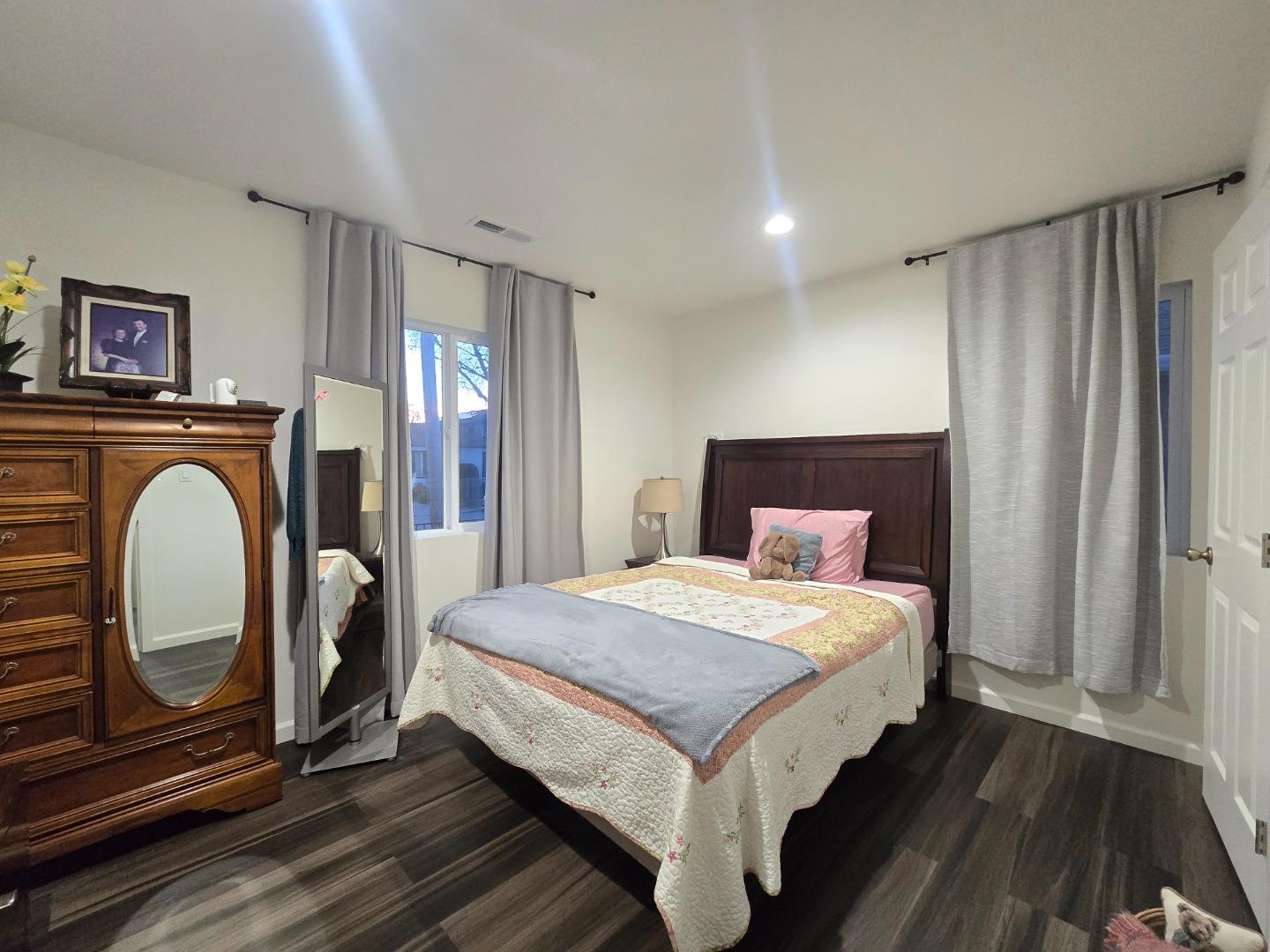 Detail Gallery Image 4 of 11 For 11 Lindbergh St, San Mateo,  CA 94401 - 5 Beds | 3 Baths