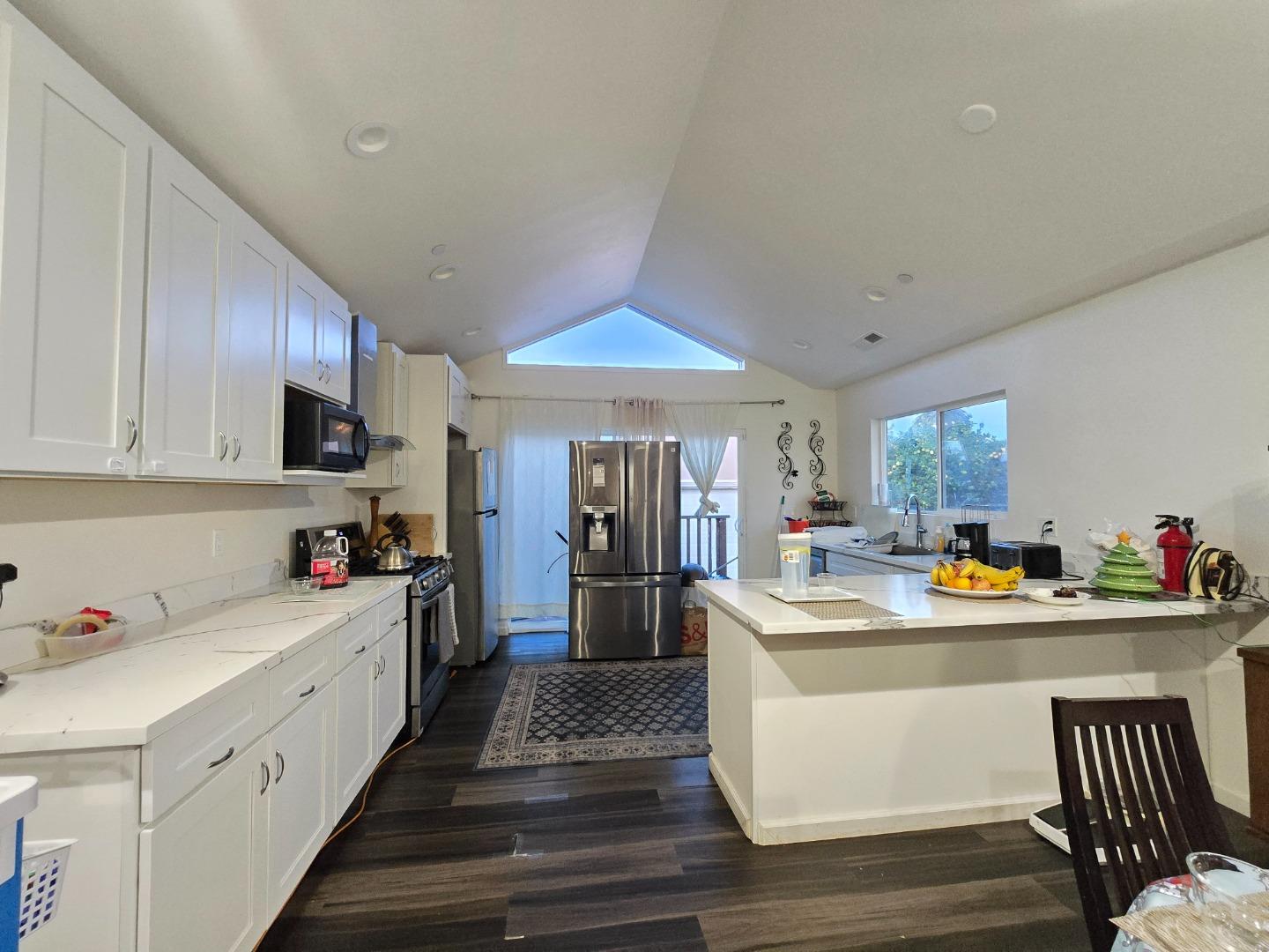 Detail Gallery Image 9 of 11 For 11 Lindbergh St, San Mateo,  CA 94401 - 5 Beds | 3 Baths