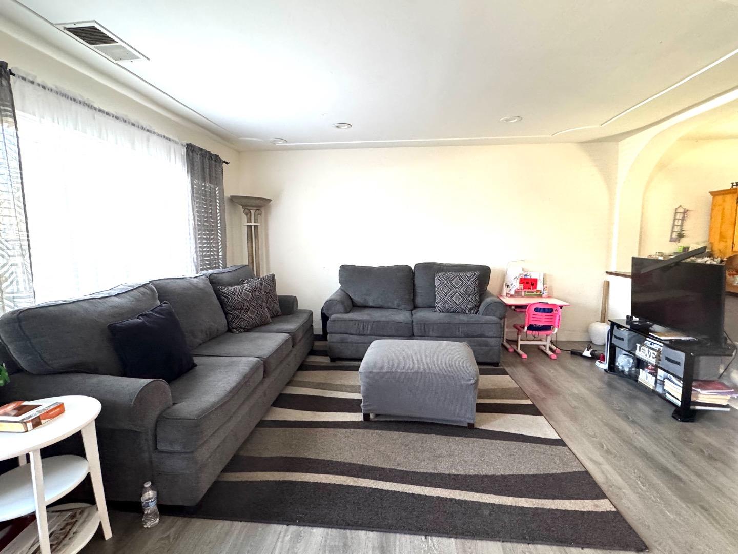 Detail Gallery Image 4 of 14 For 1362 Mcquesten Dr #B,  San Jose,  CA 95122 - 3 Beds | 1/1 Baths