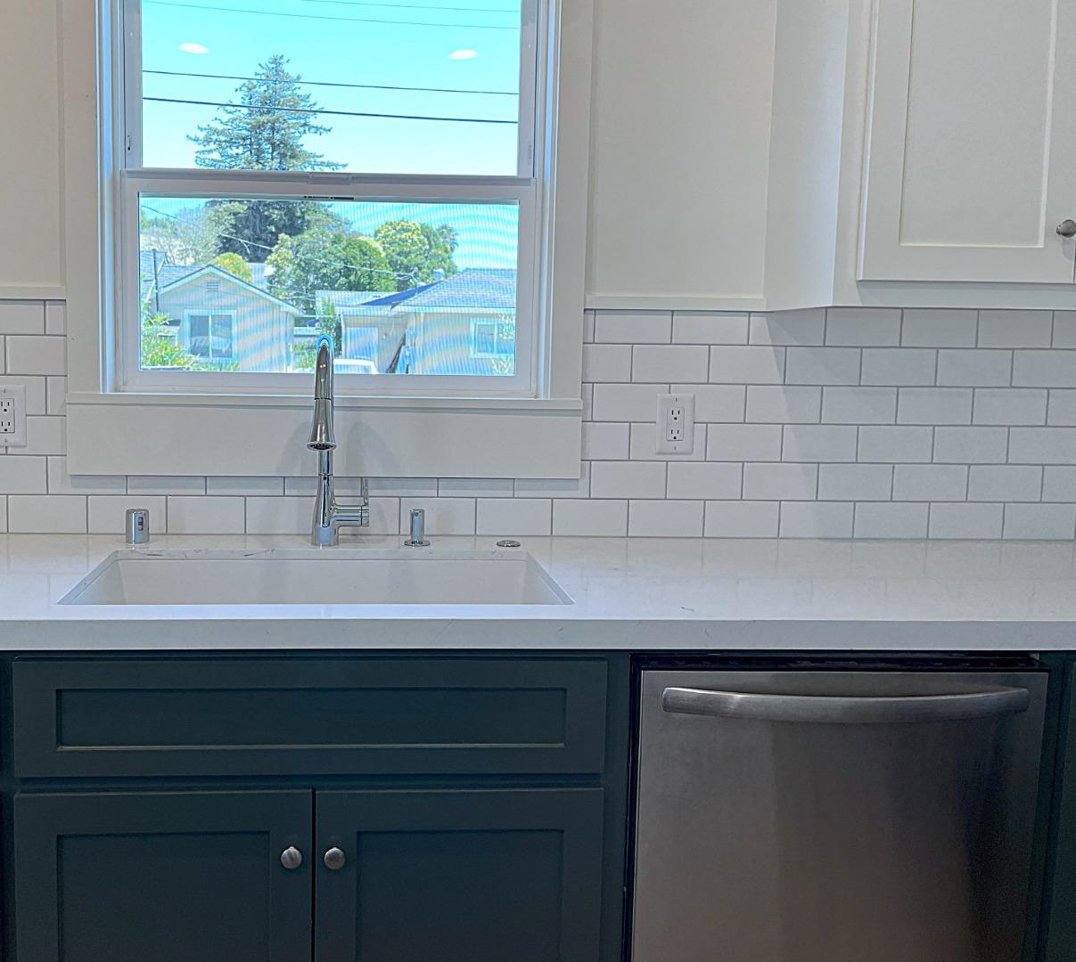 Detail Gallery Image 4 of 12 For 706 Central Ave, Hollister,  CA 95023 - 3 Beds | 2 Baths