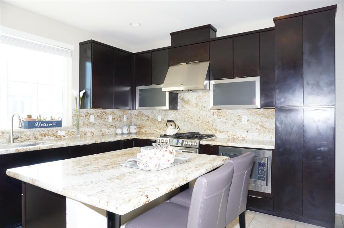 Detail Gallery Image 10 of 32 For 815 Blue Opal Dr, San Jose,  CA 95123 - 3 Beds | 3/1 Baths