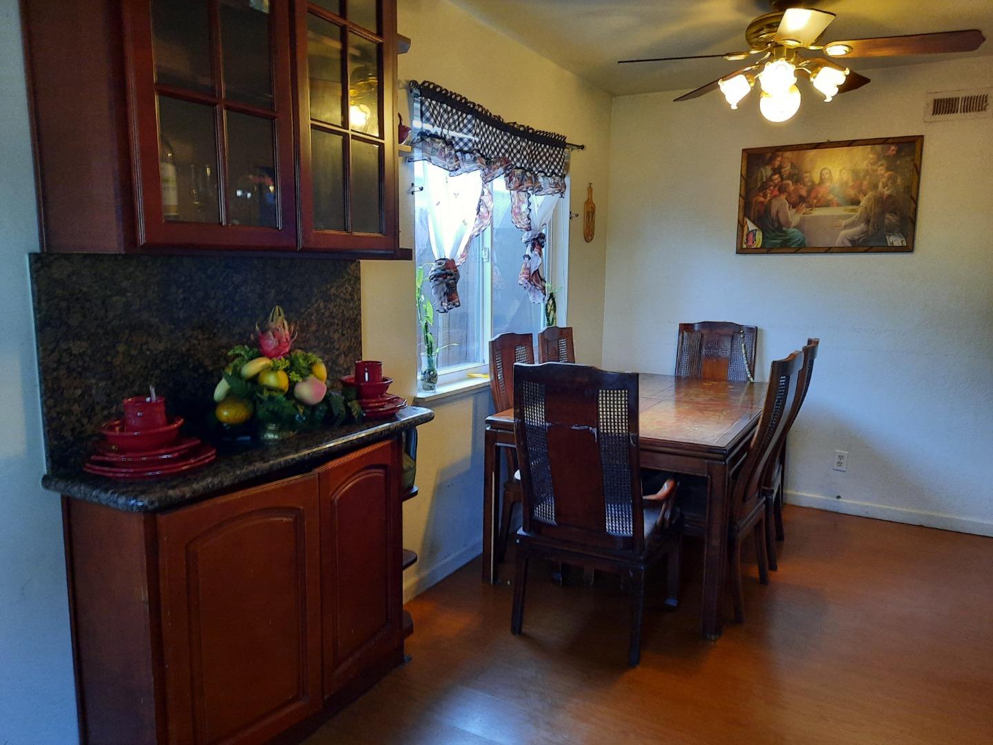 Detail Gallery Image 7 of 19 For 248 Eureka Ct, Sunnyvale,  CA 94085 - 5 Beds | 3 Baths