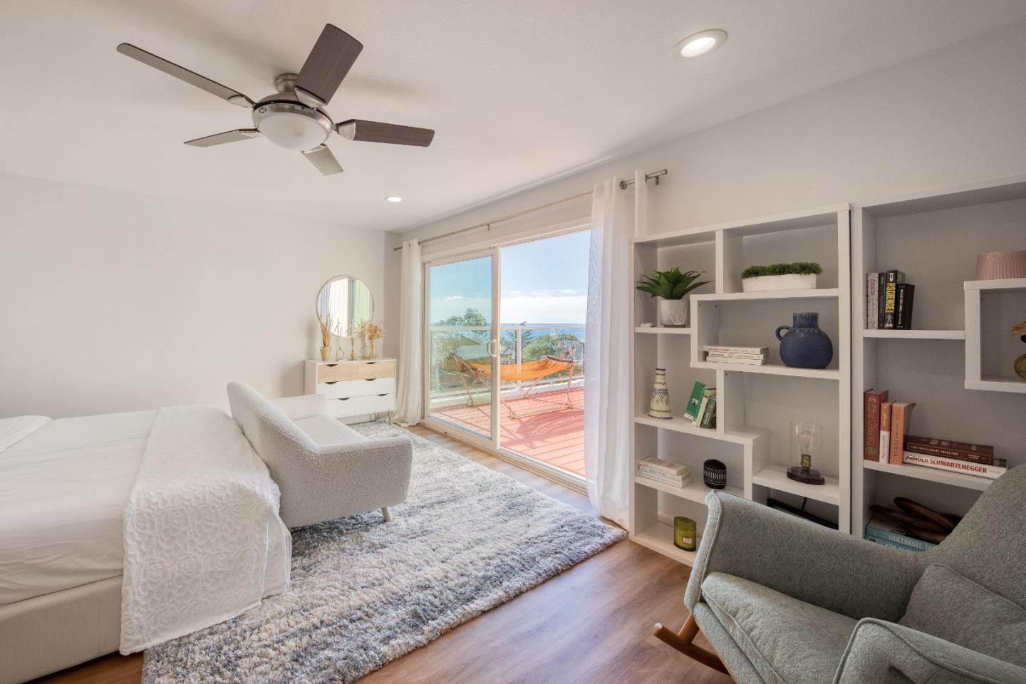 Detail Gallery Image 12 of 35 For 425 Farallon Ave, Pacifica,  CA 94044 - 4 Beds | 2/1 Baths