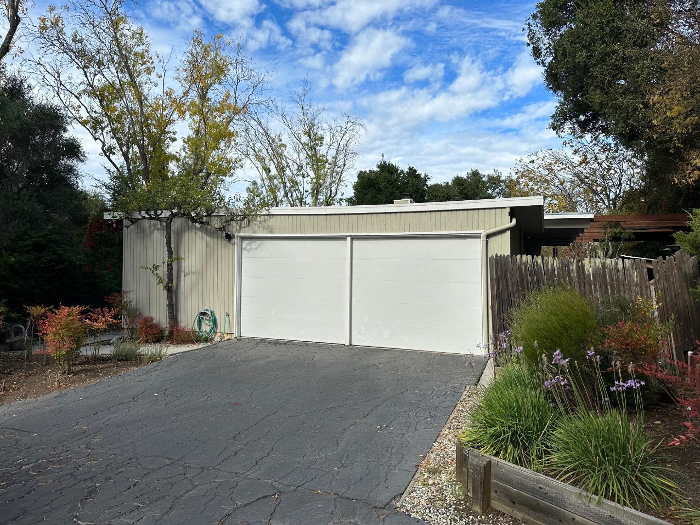 Detail Gallery Image 3 of 16 For 121 Escanyo Way, Portola Valley,  CA 94028 - 5 Beds | 2 Baths