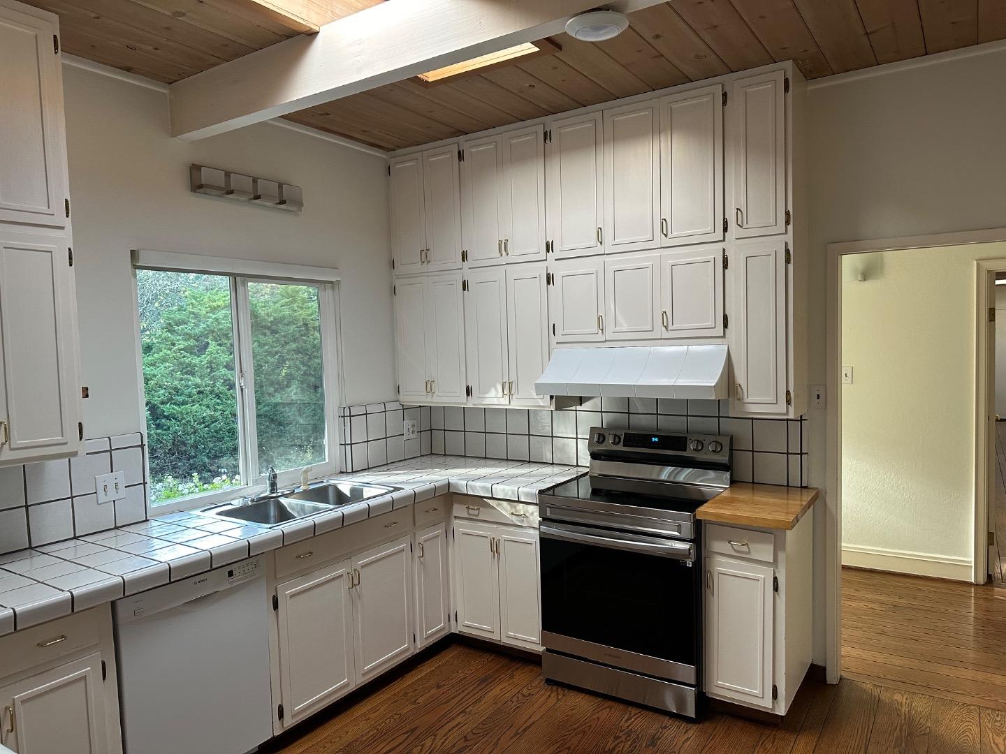 Detail Gallery Image 5 of 16 For 121 Escanyo Way, Portola Valley,  CA 94028 - 5 Beds | 2 Baths