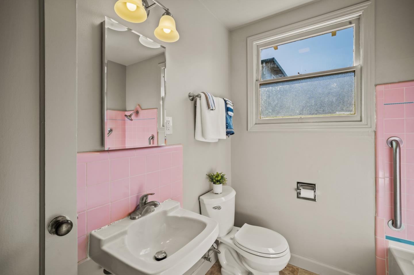 Detail Gallery Image 26 of 28 For 208 Diablo Dr, Salinas,  CA 93906 - 3 Beds | 1 Baths