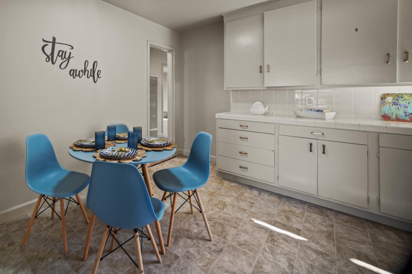 Detail Gallery Image 8 of 28 For 208 Diablo Dr, Salinas,  CA 93906 - 3 Beds | 1 Baths