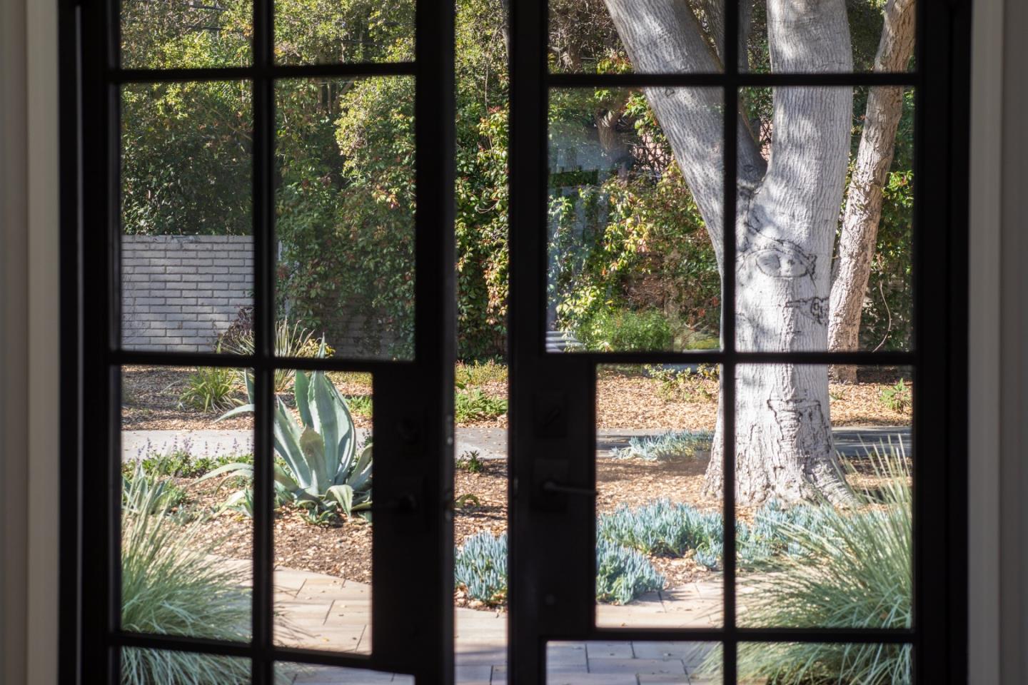 Detail Gallery Image 4 of 37 For 212 Oak Grove Ave, Atherton,  CA 94027 - 4 Beds | 3/1 Baths