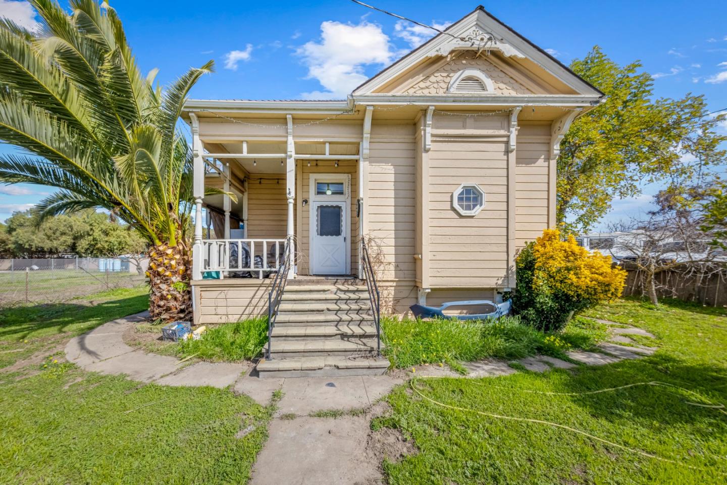 Detail Gallery Image 2 of 39 For 585 Monterey Rd, Morgan Hill,  CA 95037 - 4 Beds | 1 Baths