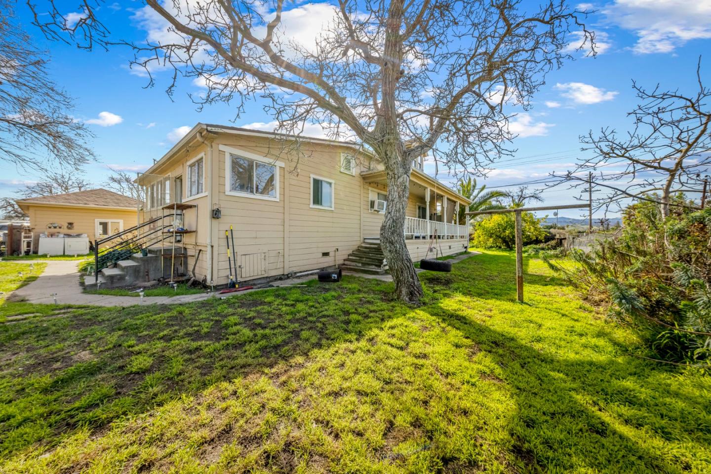 Detail Gallery Image 4 of 39 For 585 Monterey Rd, Morgan Hill,  CA 95037 - 4 Beds | 1 Baths