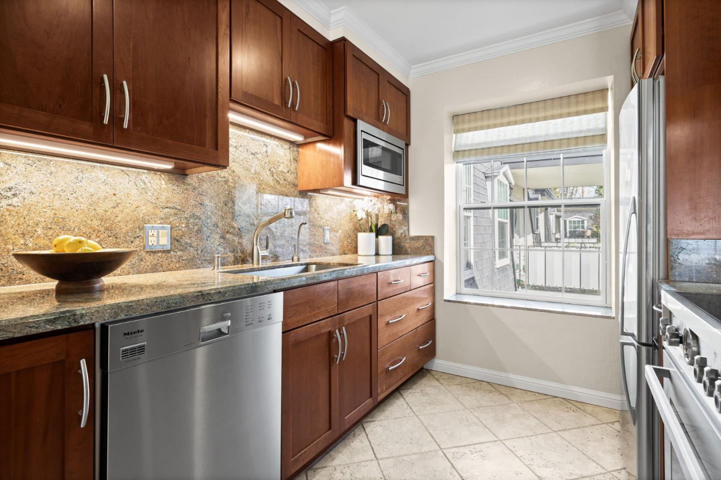 Detail Gallery Image 13 of 34 For 445 Oak Grove Ave #15,  Menlo Park,  CA 94025 - 3 Beds | 2 Baths