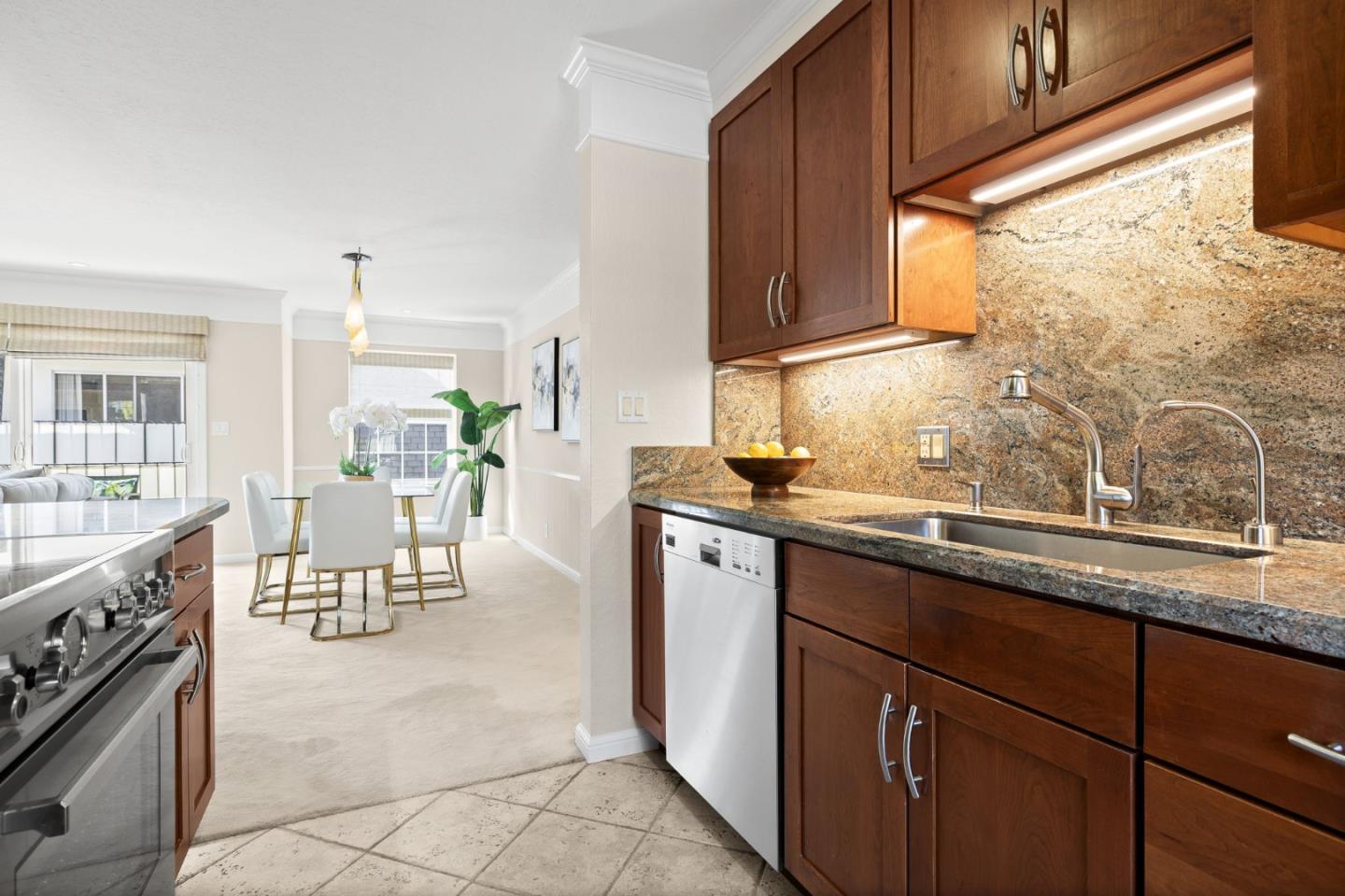 Detail Gallery Image 14 of 34 For 445 Oak Grove Ave #15,  Menlo Park,  CA 94025 - 3 Beds | 2 Baths