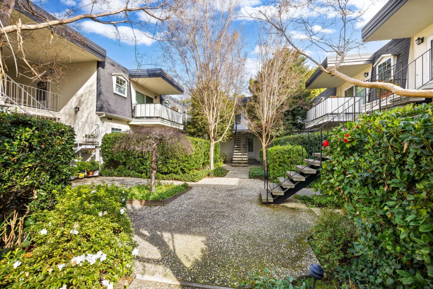 Detail Gallery Image 2 of 34 For 445 Oak Grove Ave #15,  Menlo Park,  CA 94025 - 3 Beds | 2 Baths