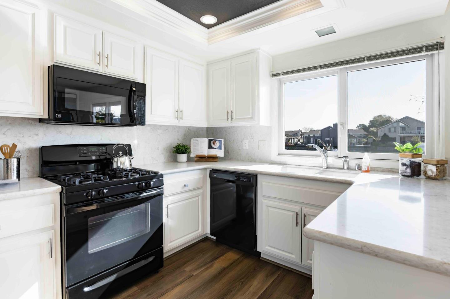 Detail Gallery Image 8 of 20 For 756 Newport Cir, Redwood City,  CA 94065 - 3 Beds | 2/1 Baths