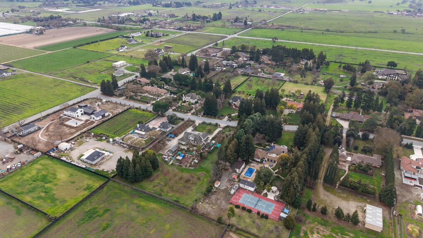 Detail Gallery Image 14 of 16 For 214 Scheller Ave, Morgan Hill,  CA 95037 - 5 Beds | 5 Baths