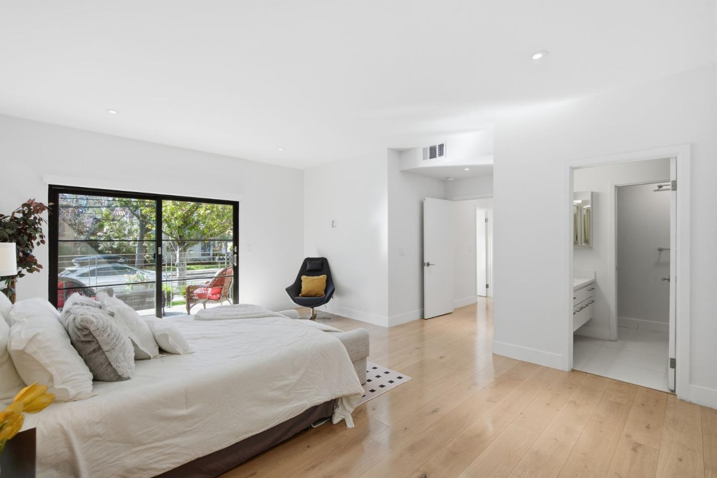 Detail Gallery Image 11 of 19 For 1326 Hoover St #5,  Menlo Park,  CA 94025 - 3 Beds | 2/1 Baths