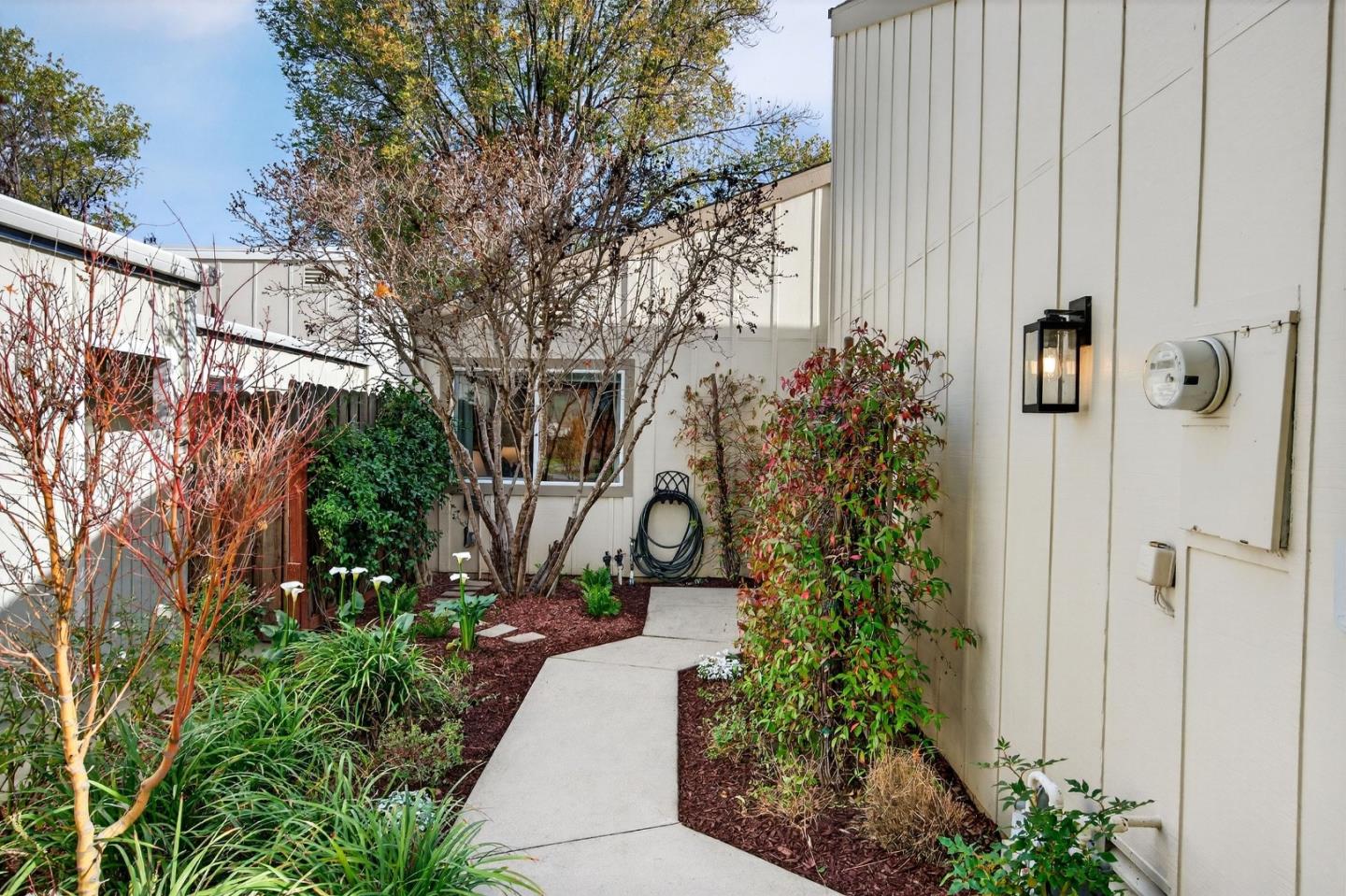 Detail Gallery Image 3 of 27 For 300 Ridgemark Dr, Hollister,  CA 95023 - 2 Beds | 2 Baths