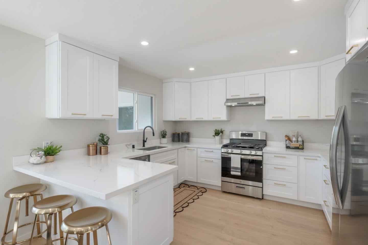 Detail Gallery Image 11 of 30 For 740 Greenview Pl, Los Altos,  CA 94024 - 4 Beds | 2/1 Baths